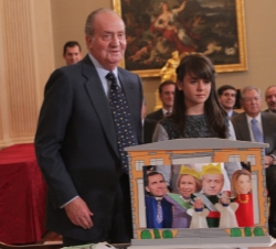 Audiencia a los niños ganadores de la XXXI edición del Concurso Escolar ¿Qué es un Rey para ti?. Don Juan Carlos con la alumna ganadora de Andalucía